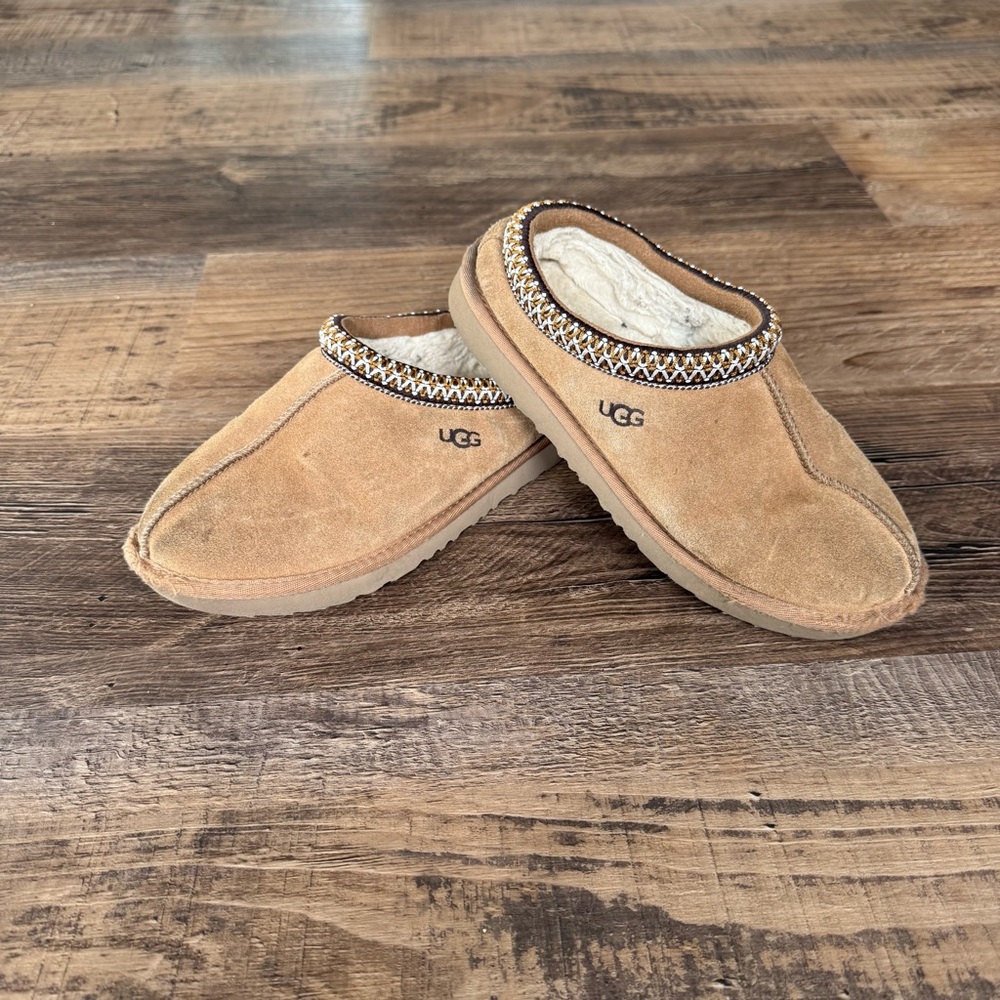 UGG Kids Tan Slippers with Patterned Trim - Picture 3 of 9